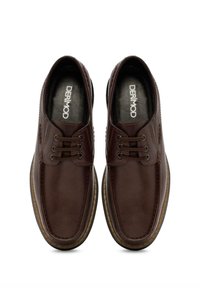 Chaussures en cuir marron avec des orteils arrondis, des accents texturés et des coutures contrastées. Présentent des lacets et une semelle en caoutchouc pour une meilleure adhérence.