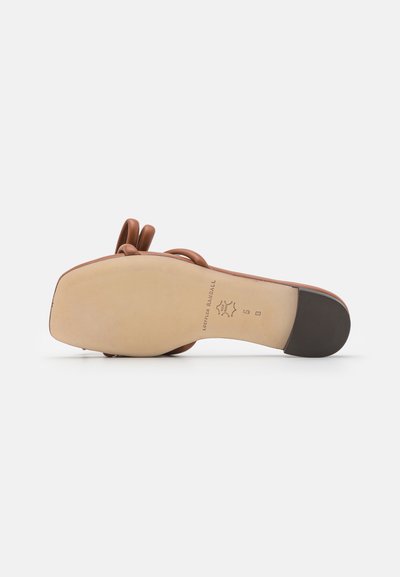 Loeffler Randall HADLEY BOW FLAT - T veida siksniņu sandales - timber