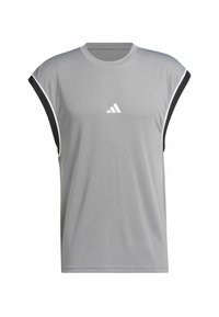 Camiseta deportiva gris con mangas anchas, detalles en negro y pequeño logo blanco. Confeccionada en un tejido liso y ligero.