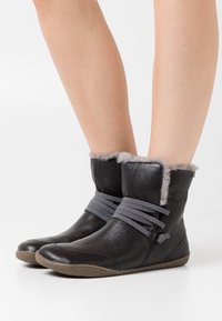Camper PEU CAMI - Vinterstövlar - black