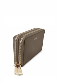 Portafoglio in pelle di un caldo taupe, con due cerniere dorate, caratterizzato da una sottile texture a pietra e un logo impresso sulla parte anteriore.