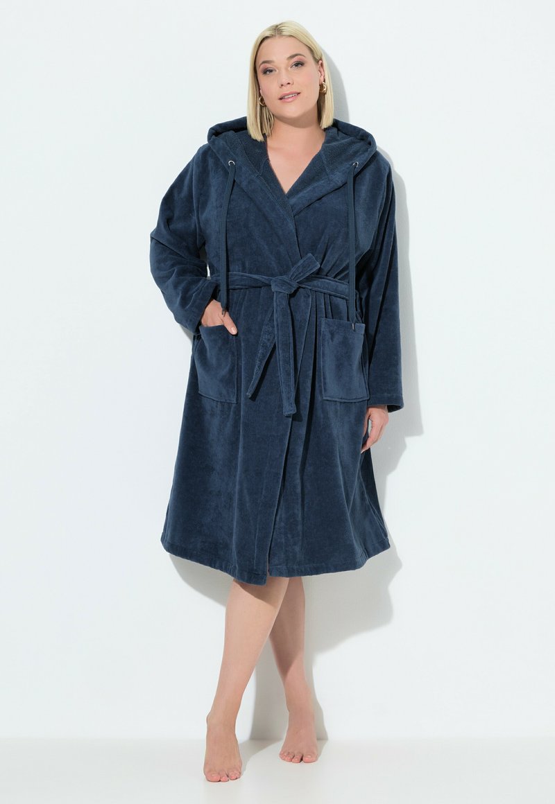 Accappatoio con cappuccio di colore blu navy, realizzato in morbido tessuto di spugna, dotato di cintura da annodare, due tasche frontali e taglio fino al ginocchio.