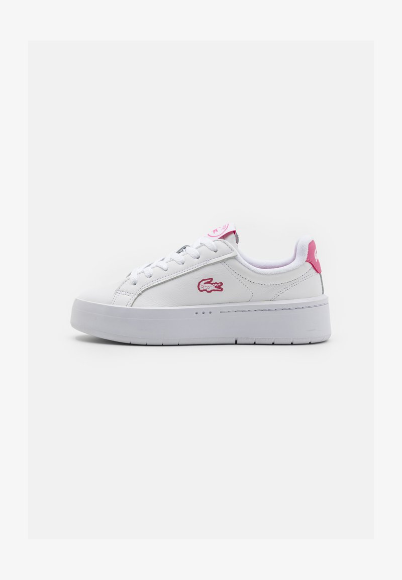 Sneakers in pelle bianca con logo Lacoste rosa, punta tonda, collo imbottito e suola piatta bianca con un delicato motivo texture.