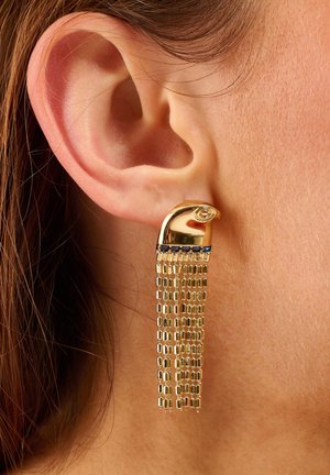 Boucles d'oreilles en or avec un sommet incurvé et un petit détail, des chaînes suspendues de maillons rectangulaires, et un accent bleu près du sommet.