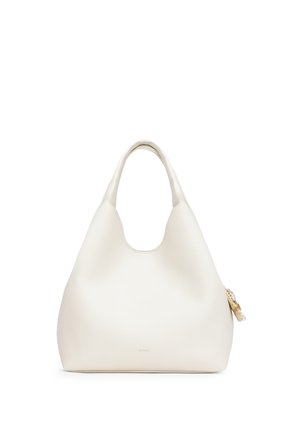 Borsa a mano in pelle color crema con una forma morbida e arrotondata e due manici, con un piccolo ciondolo decorativo sul lato.