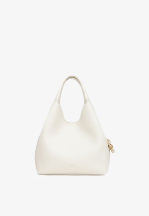Kremowa skórzana torebka o miękkim, zaokrąglonym kształcie z dwoma uchwytami, ozdobiona małym dekoracyjnym zawieszkiem z boku.