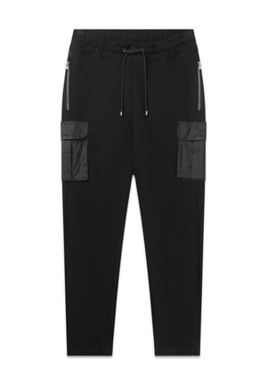 Pantaloni jogger neri a gamba affusolata realizzati in tessuto morbido, dotati di vitaelasticizzata, due tasche laterali con cerniera e due tasche cargo laterali.