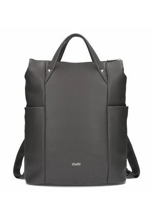 Schwarzer Leder-Rucksack mit zwei Griffen, Seitentaschen und Reißverschluss, vorne mit der Marke „Zwei“.