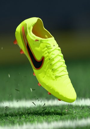 LEGEND 10 PRO AG - Zapatillas fútbol para césped artificial - volt/black