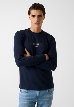 - Bluzka z długim rękawem