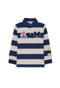 Langärmliges Polohemd mit Navy- und Beigetönen in Streifenoptik und Kragen; ausgestattet mit einem Mario-Patch, "M"-Bestickung und zusätzlichen Abzeichen in Form eines Sterns und eines Pilzes.