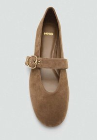 Ballerina in camoscio marrone con punta arrotondata, caratterizzata da un piccolo cinturino alla caviglia con fibbia dorata. Interno liscio e design minimalista.