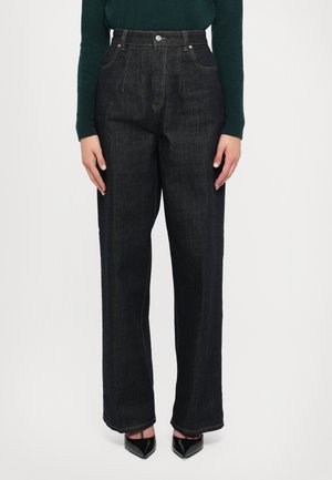 Donkerblauwe wijdvallende jeans van denim, met een hoge taille, contrasterende gele stiksels en een gesloten knop aan de voorkant.
