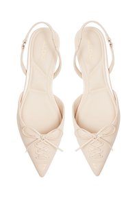 Nude patenttisen nahka slingback-kenkäparin litteät tossut, joissa on terävä kärki, nauhakiinnitys edessä ja säädettävä nilkkaremmi. Sileä pinta.