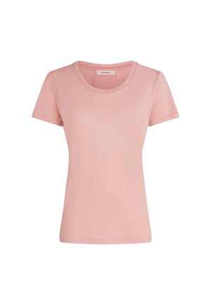 Camiseta ajustada de cuello redondo de manga corta en rosa claro, con una tela suave y una pequeña etiqueta en el interior del escote.