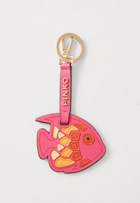 Lædernøgleholder formet som en fisk med lyserøde og orange farver og udskårne skæl. Guldfarvet hardware og et logo-præget rem fuldender designet.
