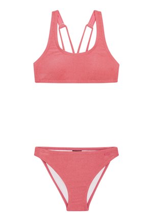 Ensemble de bikini rose composé d'un haut cropped avec des bretelles en croix et un bas à taille basse assorti. Texture lisse et design minimaliste.