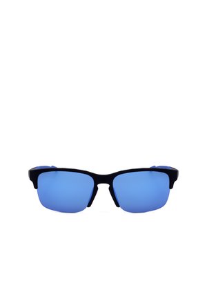 Occhiali da sole con montatura nera e lenti rettangolari blu specchiate, centrati su uno sfondo bianco.