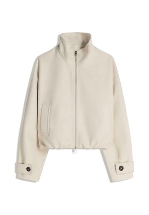 Giacca corta beige in tessuto morbido, con collo alto, cerniera frontale e due tasche laterali; maniche con polsini abbottonati.