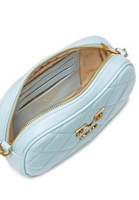 Lichtblauwe gewatteerde leren schoudertas met gouden hardware. Binnenin zijn er kaartvakjes en een beige voering. Ritsluiting aan de bovenkant.