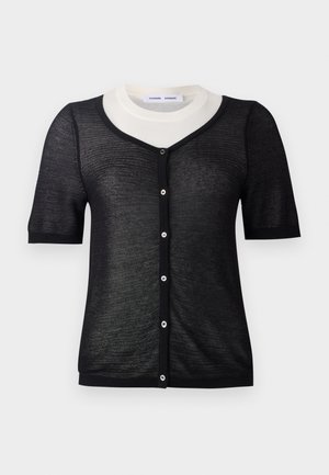 Melna īsa piedurkne biroja džemperis ar V veida kaklu, ar vieglu adījumu, kontrastējošu baltu apkakli un priekšējo pogu aizdari.