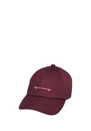 Bordeauxrode honkbalpet met gebogen klep en roze geborduurde tekst met de tekst "keep on moving" op het voorpaneel.