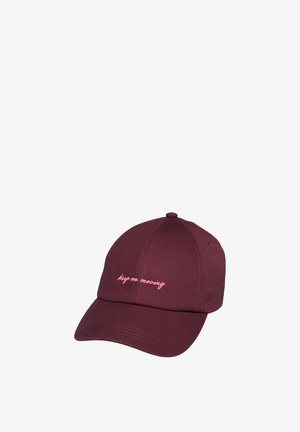 Casquette de baseball marron avec une visière incurvée et un texte rose brodé indiquant "keep on moving" sur le panneau avant.