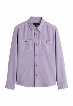 Lys lilla langærmet skjorte lavet af vævet stof, med krave, to forlommer med klapper og sorte knapdetaljer.