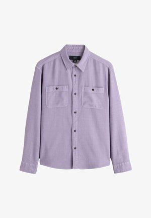 Chemise à manches longues de couleur violet clair en tissu tissé, avec un col à revers, deux poches avant à rabats et des boutons noirs en guise d'accent.