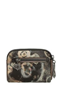 Monedero con cremallera que presenta una tela estampada en tonos de negro, marrón y crema, con acentos metálicos y un charm decorativo.