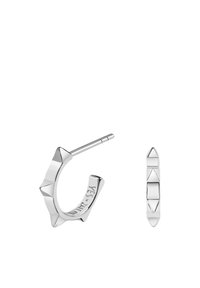 Srebrne kolczyki nausznice z akcentami geometrycznymi, polerowanym wykończeniu i zatrzaskiem na zawias. Akcenty obejmują kształty trójkątne i prostokątne.