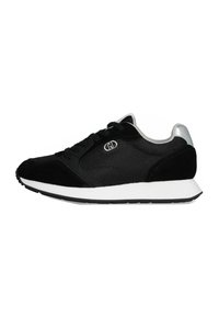 Chaussure de sport noire avec une combinaison de mesh et de suède, dotée d'une semelle intermédiaire blanche, d'une semelle noire et d'accents argentés au niveau du talon.