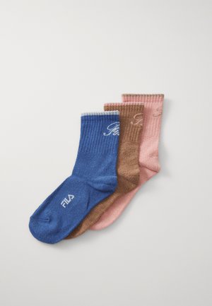 Juego de tres calcetines acanalados: azul con puño blanco, marrón y rosa. Cada uno presenta un logo en el lateral, fabricados con una tela suave y transpirable.