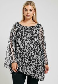 Genomskinlig grå topp med svart och brunt leopardmönster, bred båturringning och lösa, flytande ärmar. Mjuk och lättviktsmaterial.