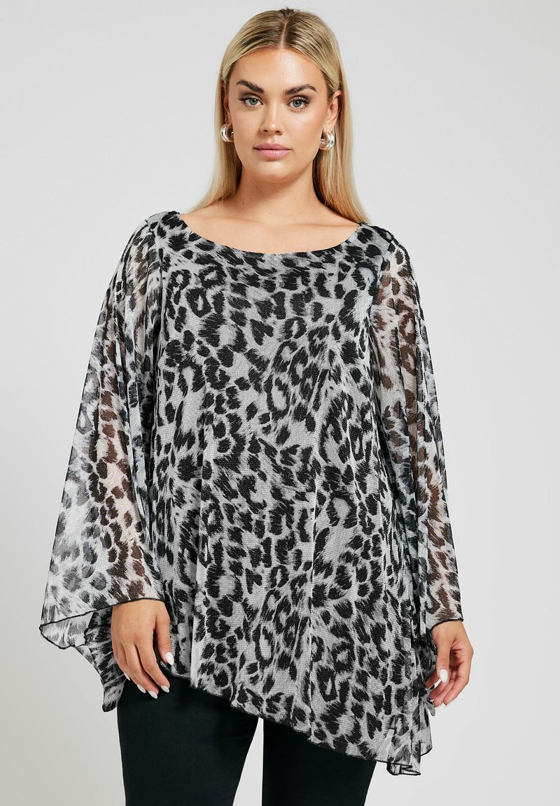Genomskinlig grå topp med svart och brunt leopardmönster, bred båturringning och lösa, flytande ärmar. Mjuk och lättviktsmaterial.