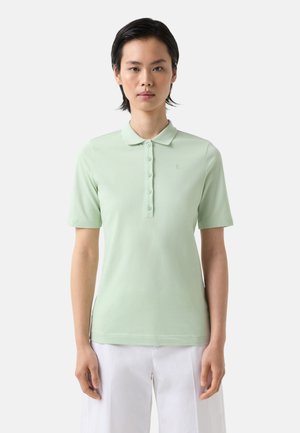 Lichtgroene polo met korte mouwen en een kraag, vijf knoopsluitingen en een subtiele logo-detail op de borst. Zachte stofstructuur.