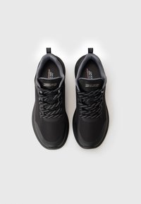 Juodos sportinės bateliai Skechers BOBS su raštuotomis raištelėmis ir paminkštintais pilkais apykaklėmis, matomi iš viršaus ant balto fono.