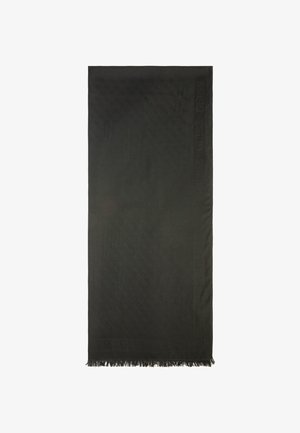 Sciarpa nera con un sottile motivo in rilievo. Presenta bordi frangiati e il nome del marchio "GUESS" su un lato. Texture morbida, forma rettangolare.
