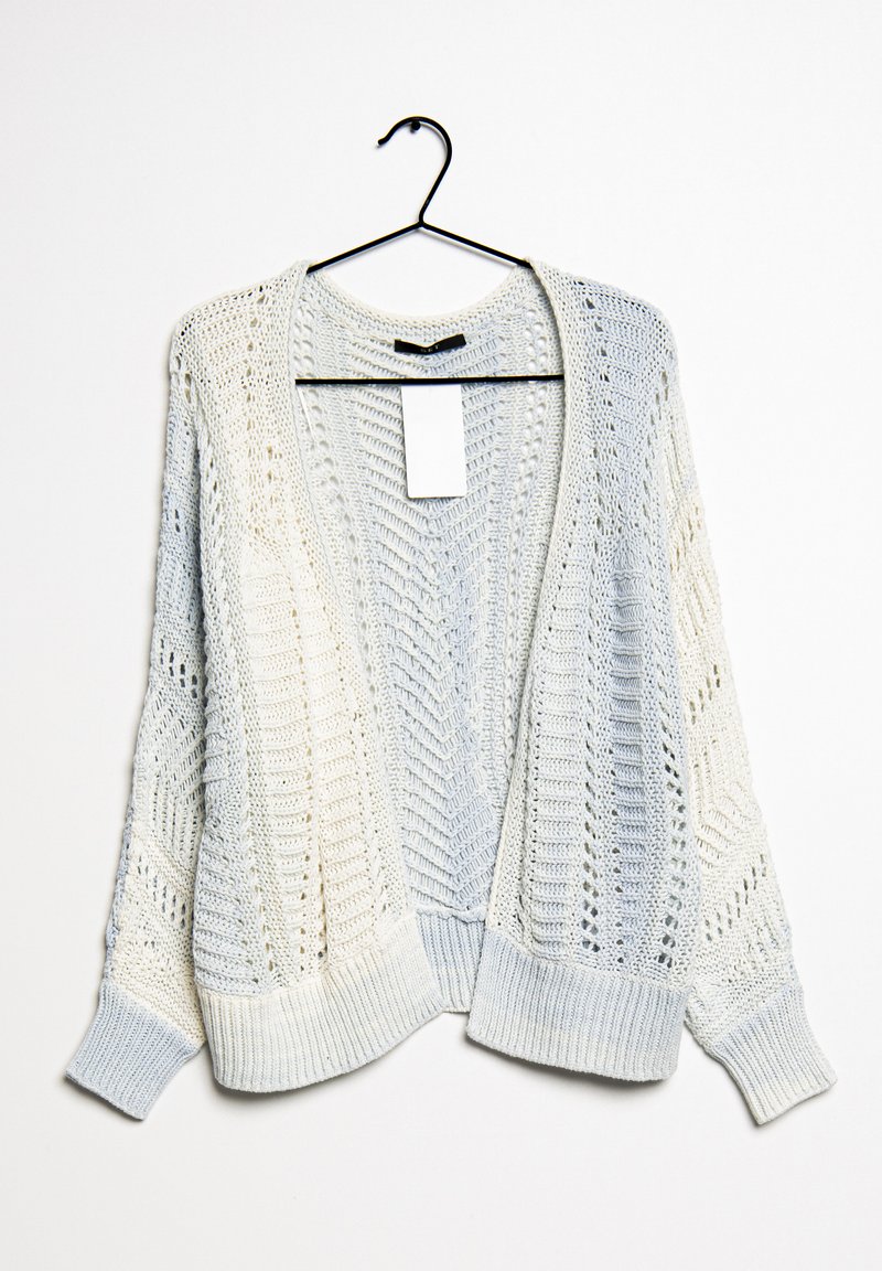 Lätt stickad cardigan i gradient vitt till ljusblått. Öppen front, långa ärmar, intrikata mönster, ribbstickade muddar och fåll.