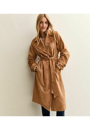 Tan suède trenchcoat met dubbelzijdige knopen en een strikceintuur. Voorzien van brede revers en zijzakken. Soepele textuur.