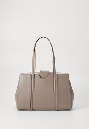 Sac fourre-tout en cuir gris avec deux longues poignées, design structuré et fermeture géométrique ; présente une texture lisse et une silhouette angulaire.