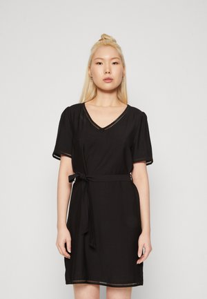 Schwarzes Kurzarmkleid mit V-Ausschnitt, Bindegürtel und Saumdetails. Weicher Stoff mit subtilen Ausschnitten an den Ärmeln und dem unteren Saum.