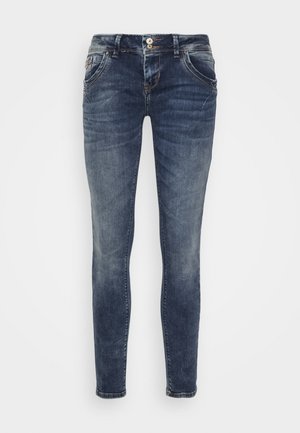 Calças de ganga de denim azul escuro com um design slim-fit, apresentando cinco bolsos, fecho de botão e ligeira descoloração para um aspeto usado.