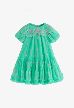 Grünes Kinderkleid mit Puffärmeln, mehrlagigem, gerafftem Rock, wellenförmigem Kragen und rosa bestickten Punkten.