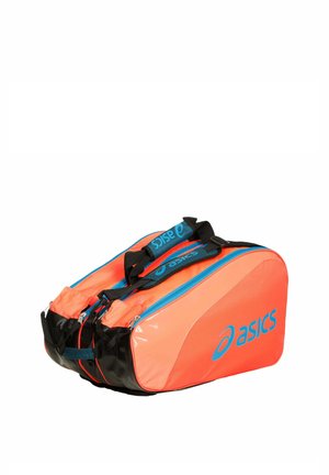 Hellorange-schwarze Asics Sporttasche mit blauen Reißverschlüssen und Griffen, gestaltet mit zwei Fächern für einfache Aufbewahrung.