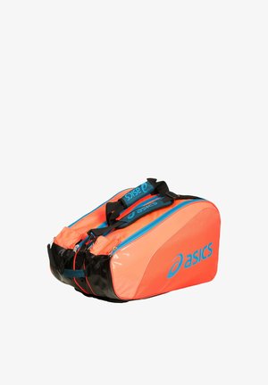Hellorange-schwarze Asics Sporttasche mit blauen Reißverschlüssen und Griffen, gestaltet mit zwei Fächern für einfache Aufbewahrung.