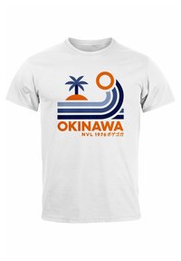 Weißes Baumwoll-T-Shirt mit einem grafischen Design eines Palmenbaums, Sonne und wellenförmigen Linien in Blau und Orange. Der Text lautet "OKINAWA NVL 1976."