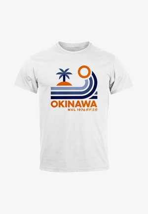 Weißes Baumwoll-T-Shirt mit einem grafischen Design eines Palmenbaums, Sonne und wellenförmigen Linien in Blau und Orange. Der Text lautet "OKINAWA NVL 1976."