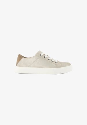 Beige metallische Sneaker mit weißen Schnürsenkeln, einem strukturierten Obermaterial und einem kontrastierenden hellbraunen Wildleder-Fersen-Tab. Ausgestattet mit einer weißen Gummisohle.