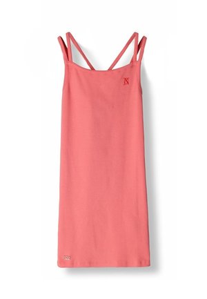 Robe débardeur rose côtelée avec des bretelles fines, présentant un logo près de l'ourlet et un design simple et ajusté. Texture lisse.